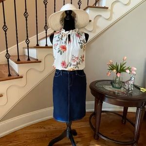 Levi’s Denim Skirt .. Sz 8 …💗💗 EUC